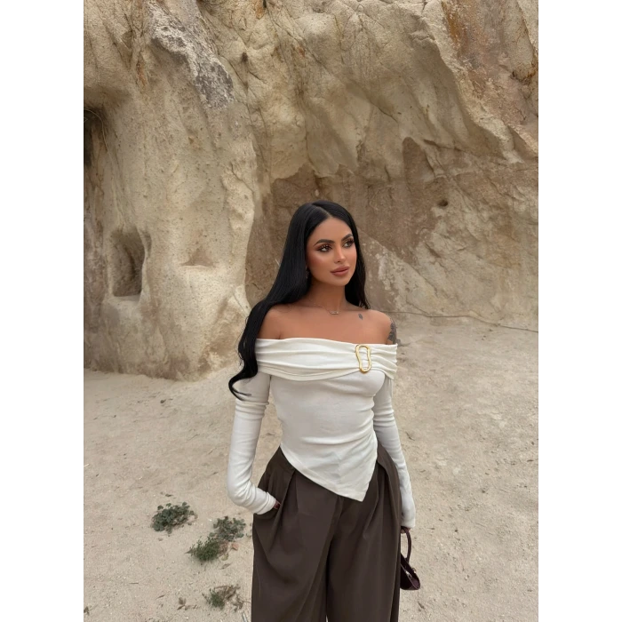 Beyaz Yaka Tokalı Asimetrik Bluz