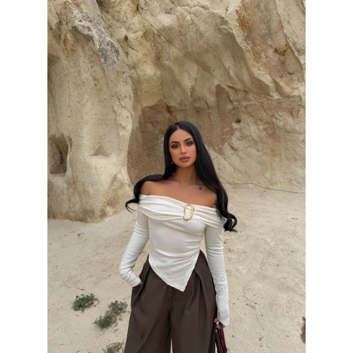 Beyaz Yaka Tokalı Asimetrik Bluz