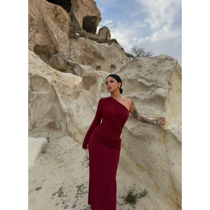 Bordo Omuz Drapeli Aksesuarlı Elbise