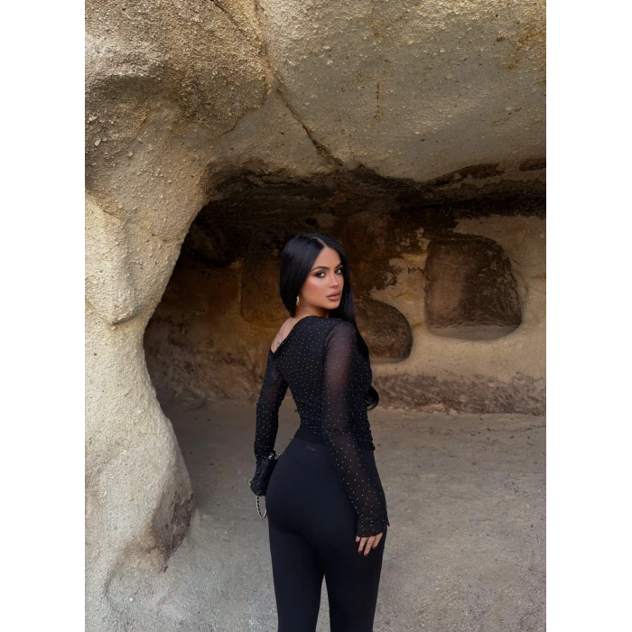 Düşük Omuz Taşlı Bluz