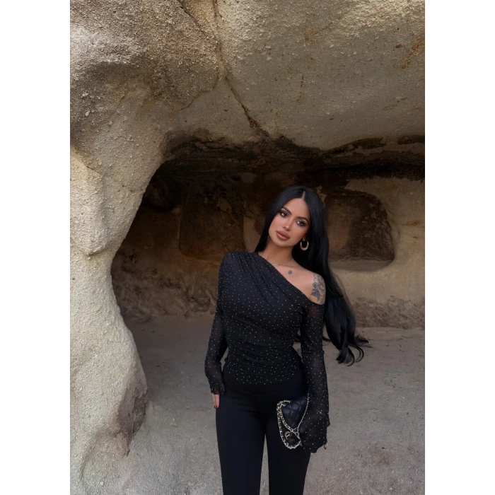 Düşük Omuz Taşlı Bluz