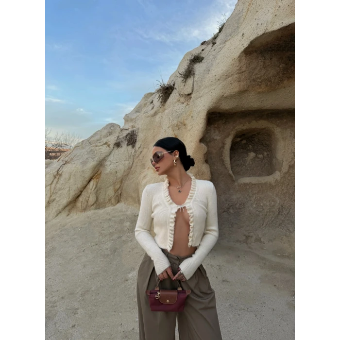 Ekru Broşlu Triko Hırka