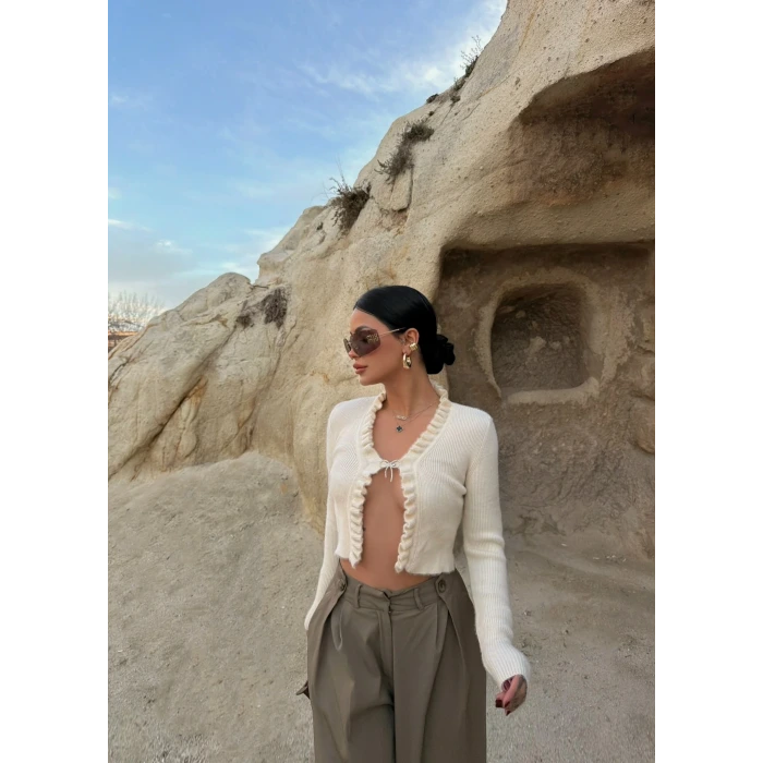 Ekru Broşlu Triko Hırka