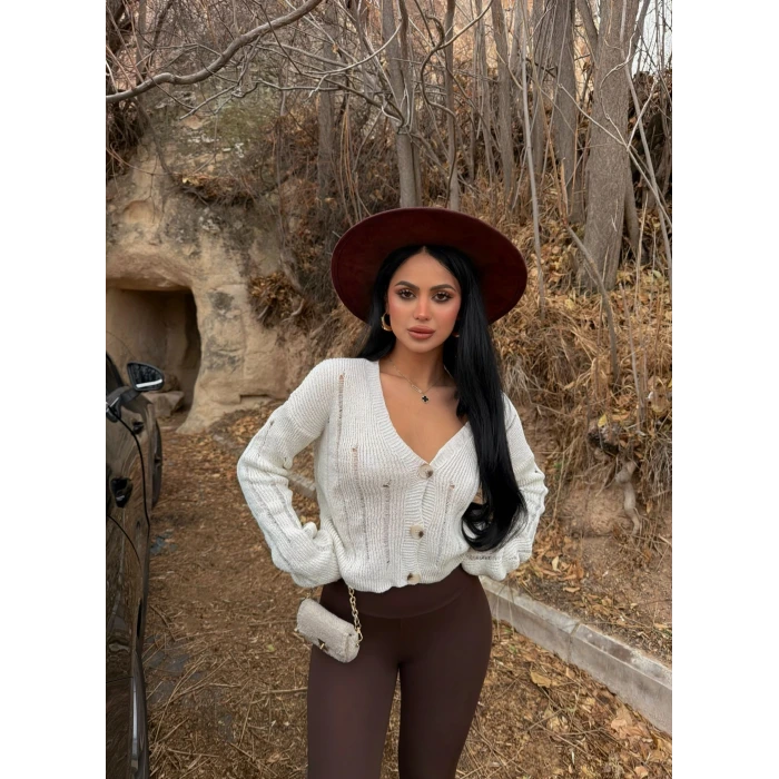 Ekru Düğmeli Lazerli Hırka