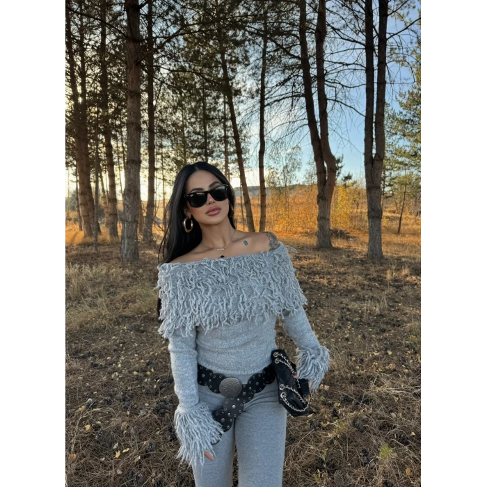 Gri Kol ve Yaka Püsküllü Kazak