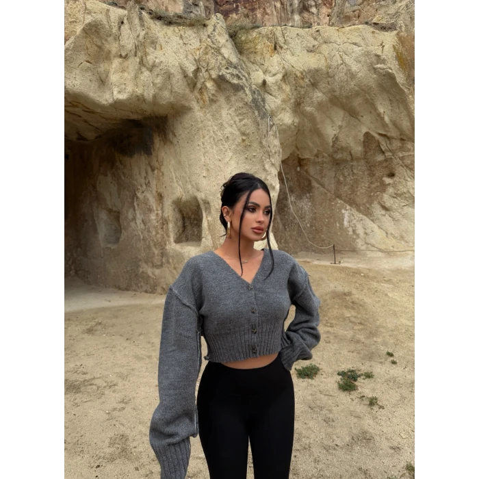 Gri Sırt Baskılı Düğmeli Hırka