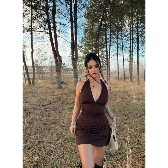 Kahve Boyundan Geçmeli Simli Elbise