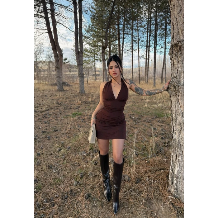 Kahve Boyundan Geçmeli Simli Elbise