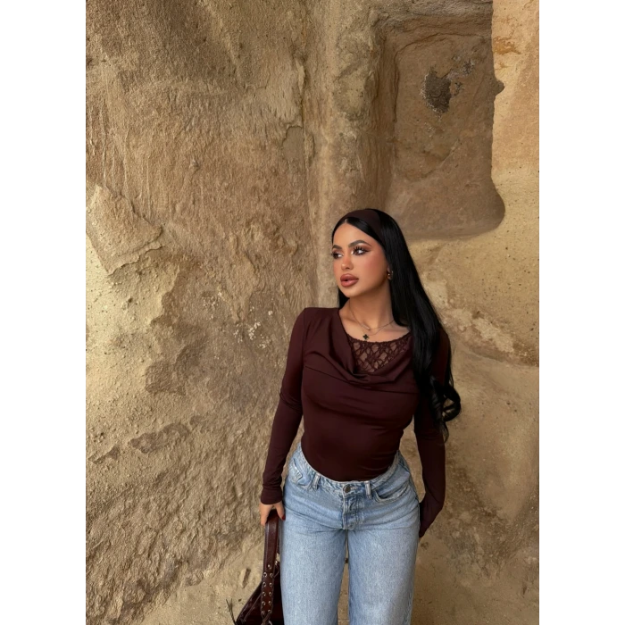Kahve Göğüs Güpürlü Bluz