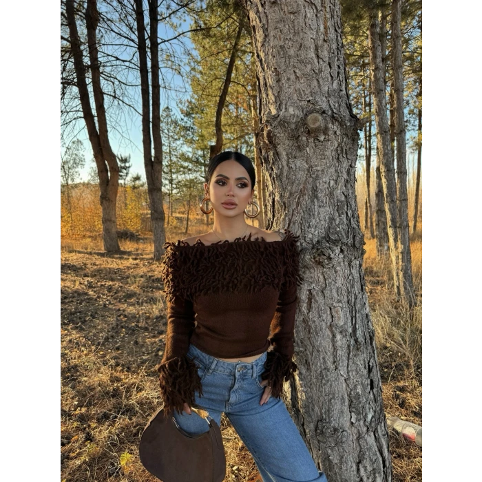 Kahve Kol ve Yaka Püsküllü Kazak