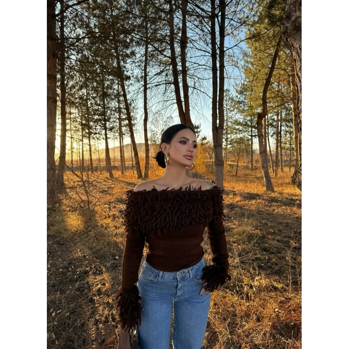 Kahve Kol ve Yaka Püsküllü Kazak