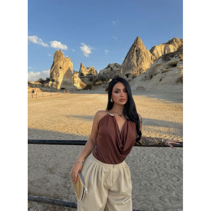 Kahve Nova Aksesuarlı Bluz