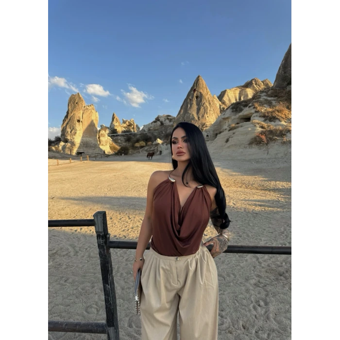 Kahve Nova Aksesuarlı Bluz