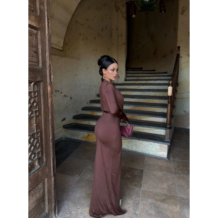 Kahve Ön Yırtmaçlı Aksesuar Tokalı Elbise