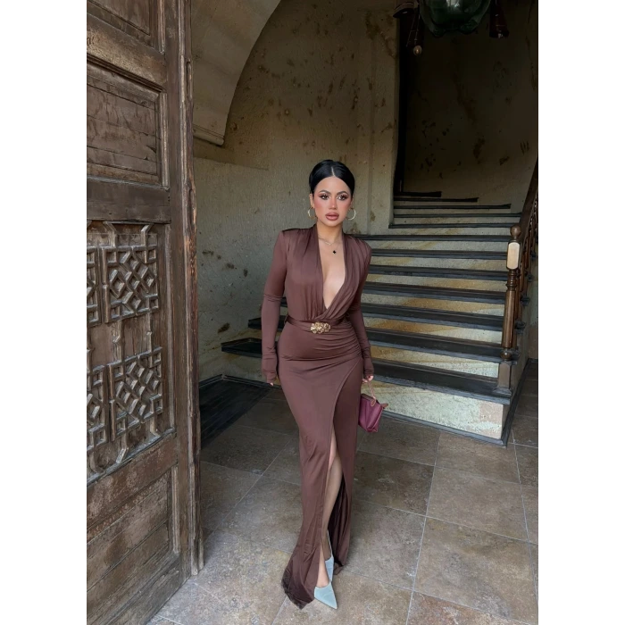 Kahve Ön Yırtmaçlı Aksesuar Tokalı Elbise