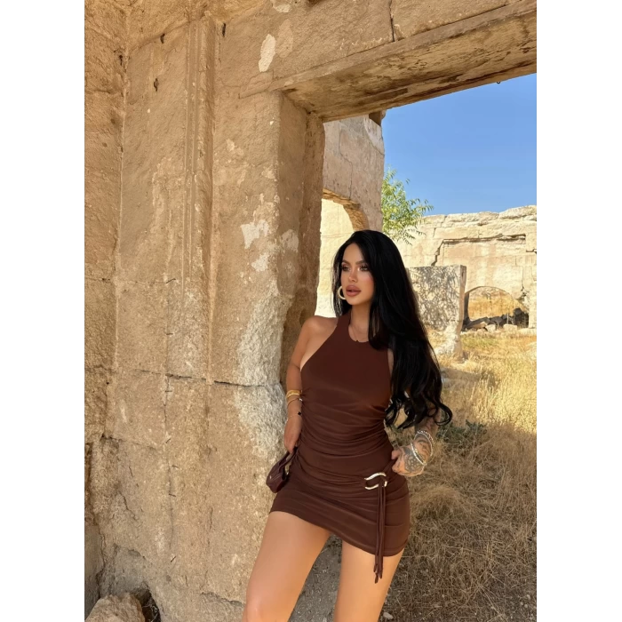 Kahve Yanı Tokalı Büzgülü Elbise