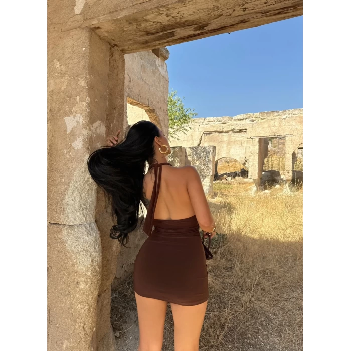 Kahve Yanı Tokalı Büzgülü Elbise
