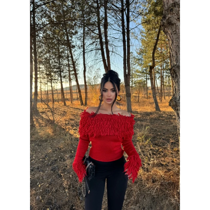 Kırmızı Kol ve Yaka Püsküllü Kazak