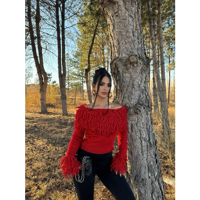 Kırmızı Kol ve Yaka Püsküllü Kazak