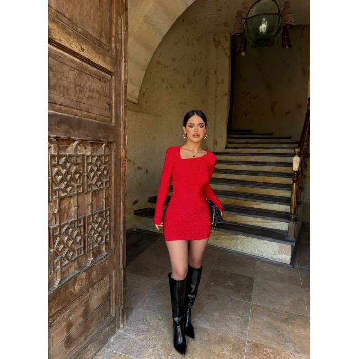 Kırmızı Yaka Asimetrik Taşlı Elbise