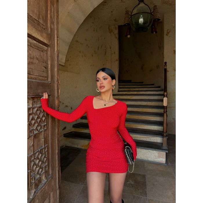 Kırmızı Yaka Asimetrik Taşlı Elbise