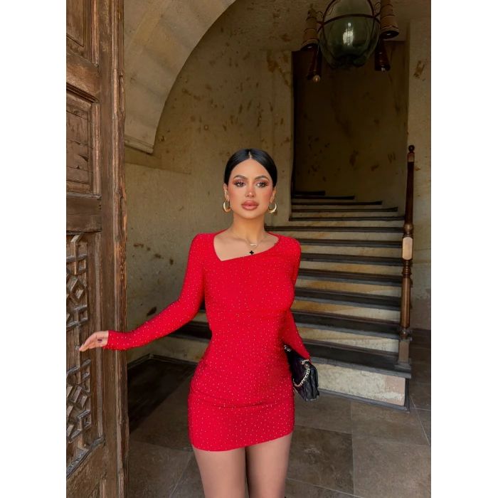 Kırmızı Yaka Asimetrik Taşlı Elbise
