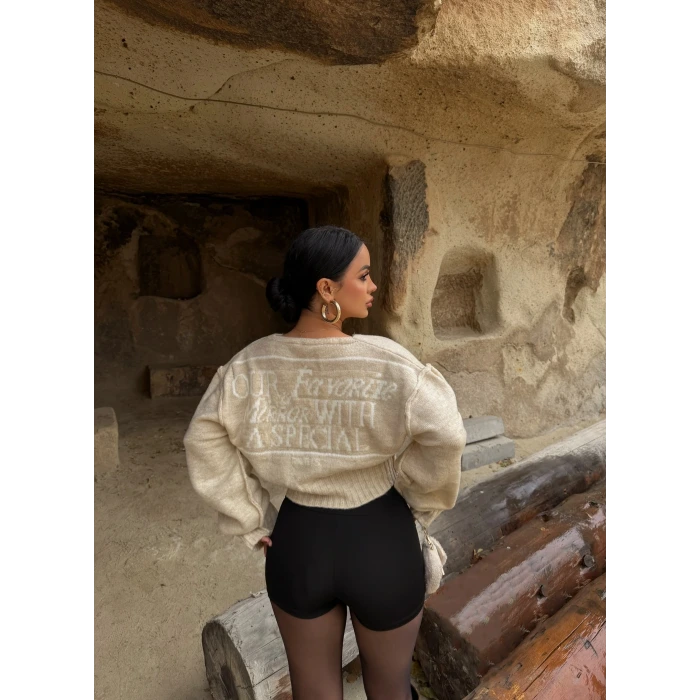 Krem Sırt Baskılı Düğmeli Hırka