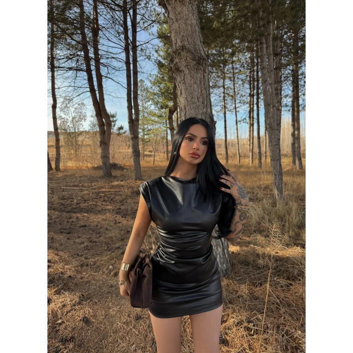 Omuz Vatkalı Deri Elbise