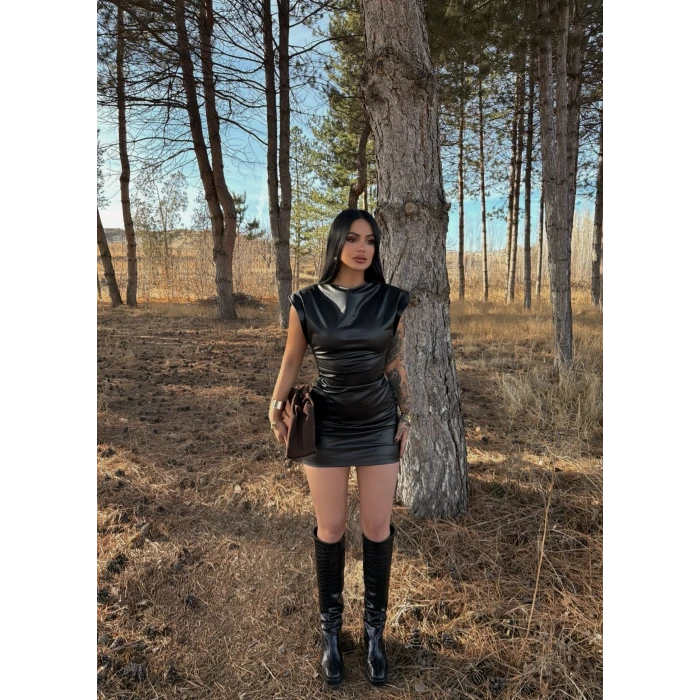 Omuz Vatkalı Deri Elbise