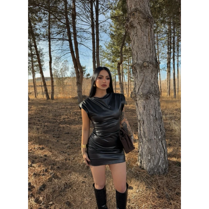 Omuz Vatkalı Deri Elbise