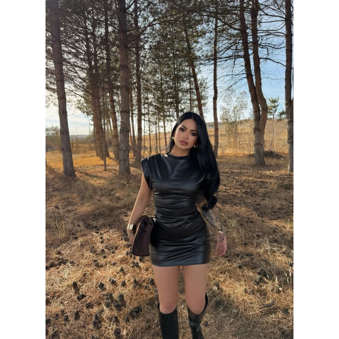 Omuz Vatkalı Deri Elbise