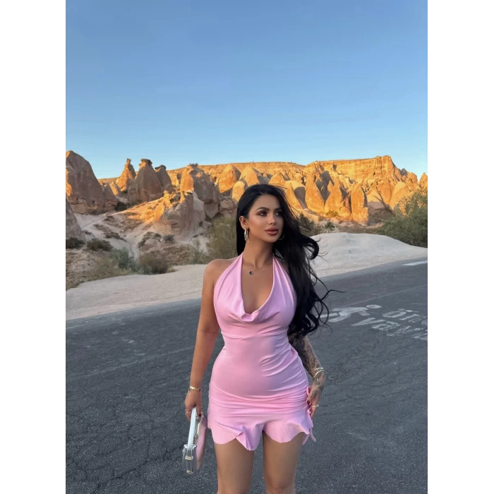 Pembe Eteği Fırfırlı Büzgülü Elbise