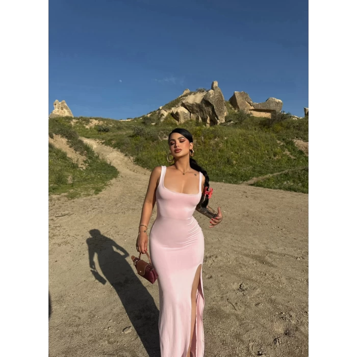 Pembe Tek Yırtmaçlı Kalın Askılı Elbise