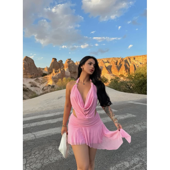 Pembe Yakası Degaje Aksesuarlı Elbise
