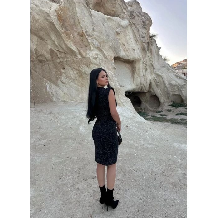 Taşlı Dik Yaka Elbise