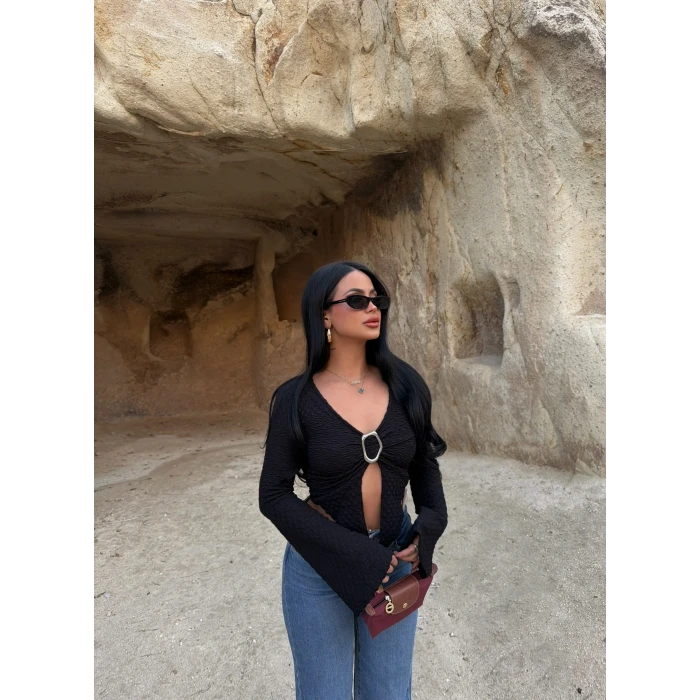 Siyah Aksesuarlı Gofre Bluz