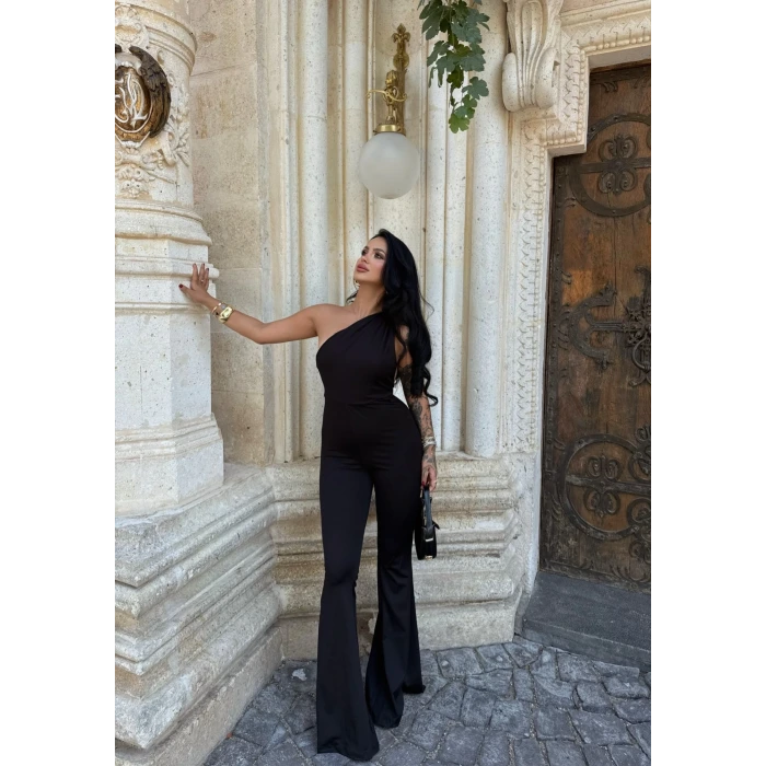 Siyah Aksesuarlı Tek Omuz Tulum