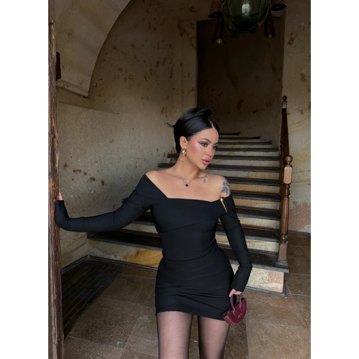 Siyah Asimetrik Yaka Tokalı Elbise