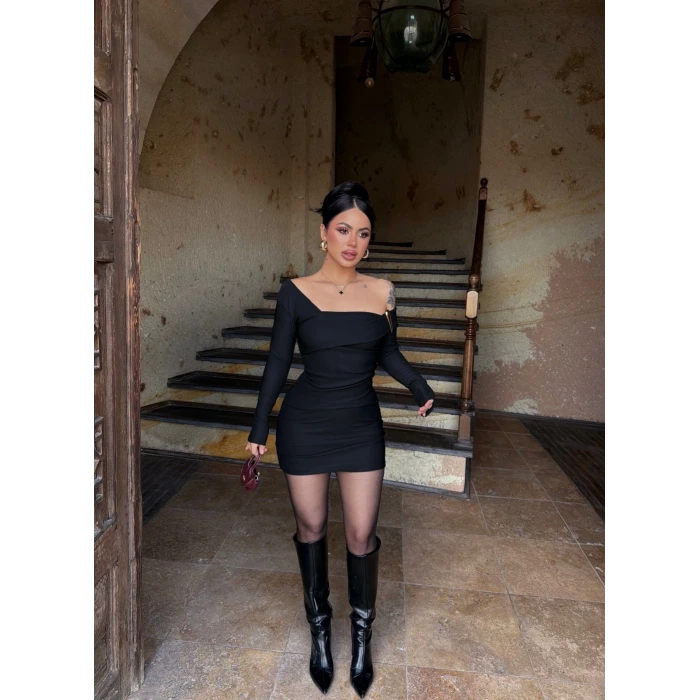 Siyah Asimetrik Yaka Tokalı Elbise