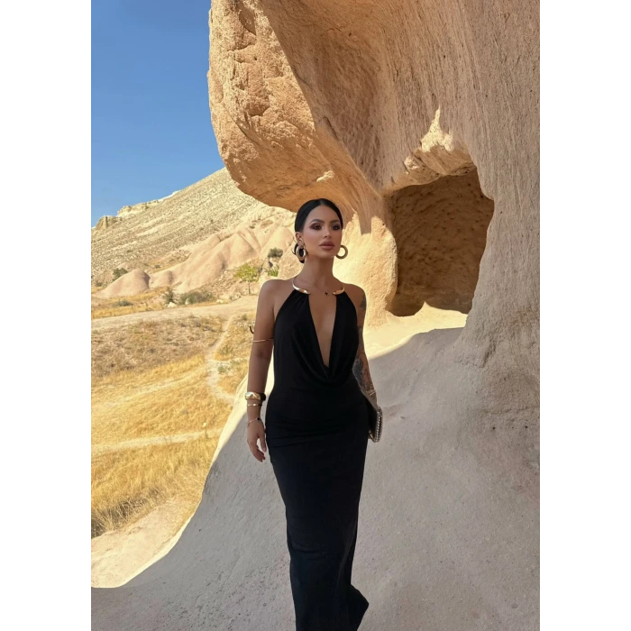 Siyah Boyun Aksesuarlı Degaje Elbise