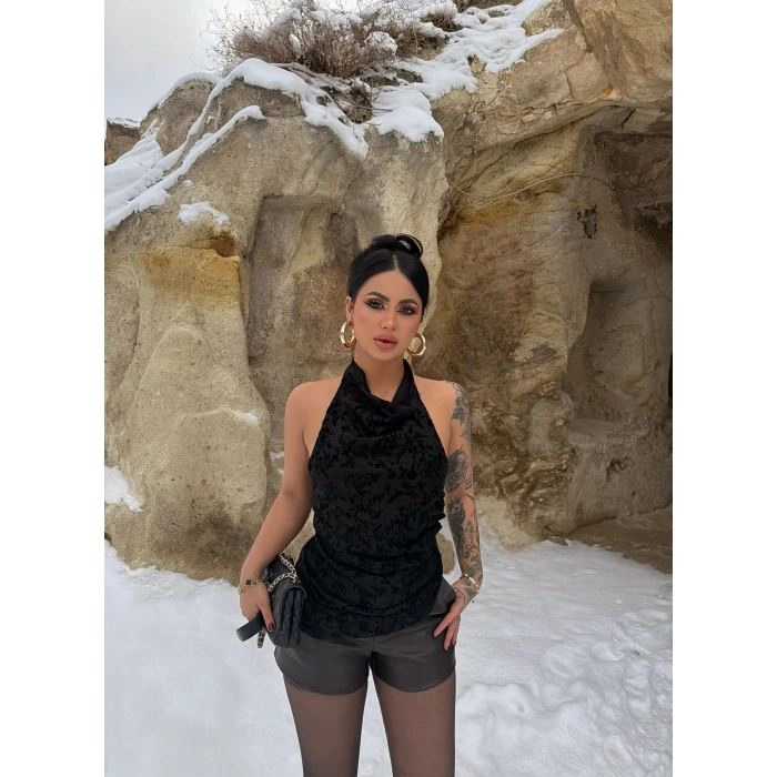 Siyah Boyundan Geçmeli Flok Bluz