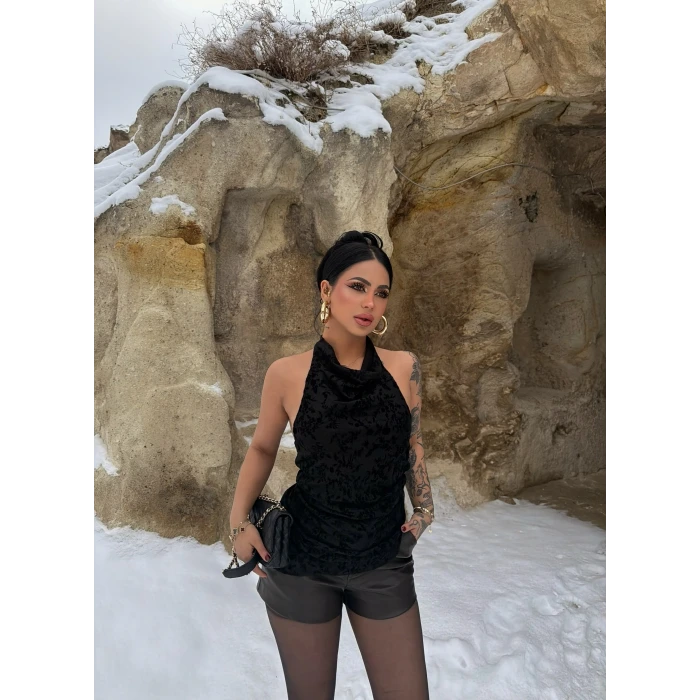 Siyah Boyundan Geçmeli Flok Bluz