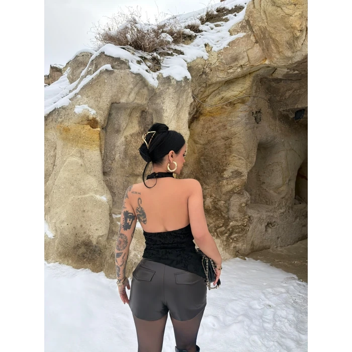 Siyah Boyundan Geçmeli Flok Bluz