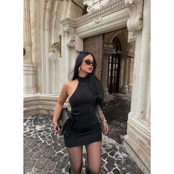 Siyah Boyundan Geçmeli Sakallı Elbise