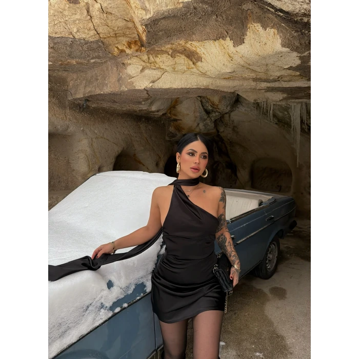 Siyah Boyundan Geçmeli Saten Elbise