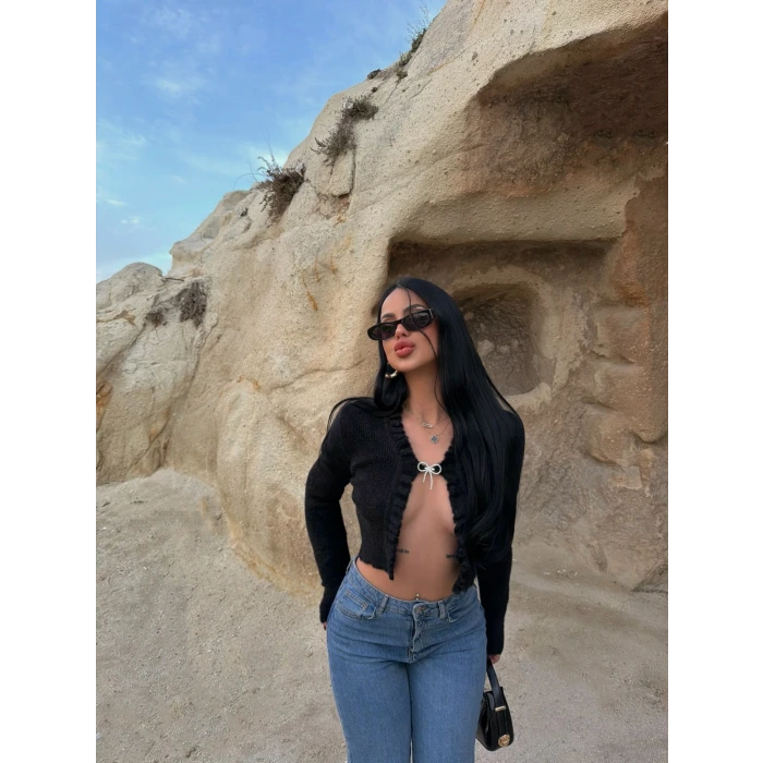 Siyah Broşlu Triko Hırka