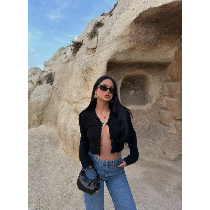 Siyah Broşlu Triko Hırka