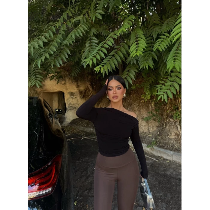 Siyah Büzgülü Kayık Yaka Crop