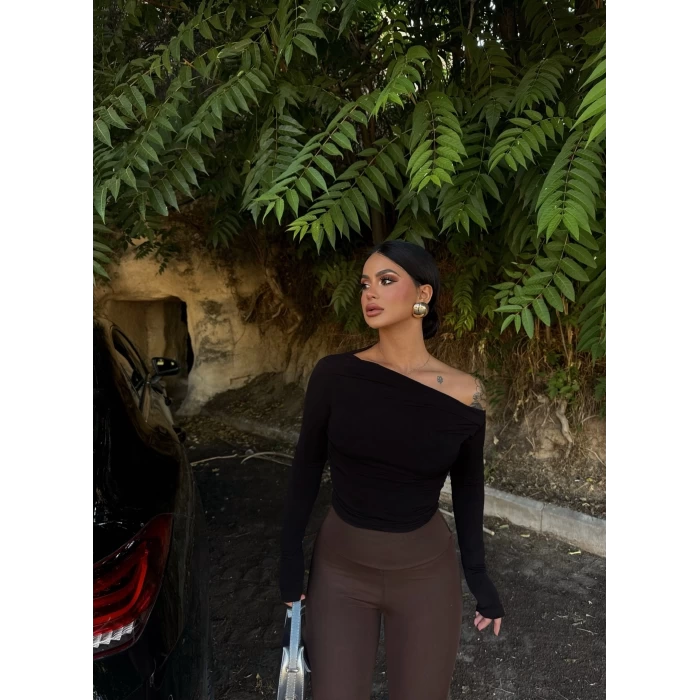 Siyah Büzgülü Kayık Yaka Crop