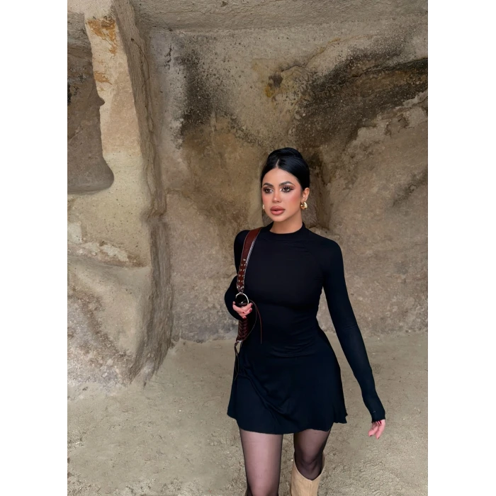 Siyah Dik Yaka Volanlı Elbise